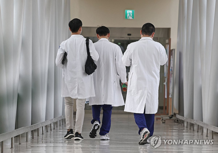 Bộ Y tế Hàn Quốc cảnh báo các bác sĩ thực tập và bác sĩ nội trú đình công có thể gây ảnh hưởng đến tình trạng sức khỏe của các bệnh nhân - Ảnh: YONHAP 