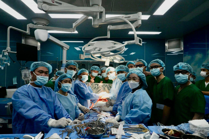 Các y bác sĩ thực hiện ca phẫu thuật ghép phổi - Ảnh: BVCC