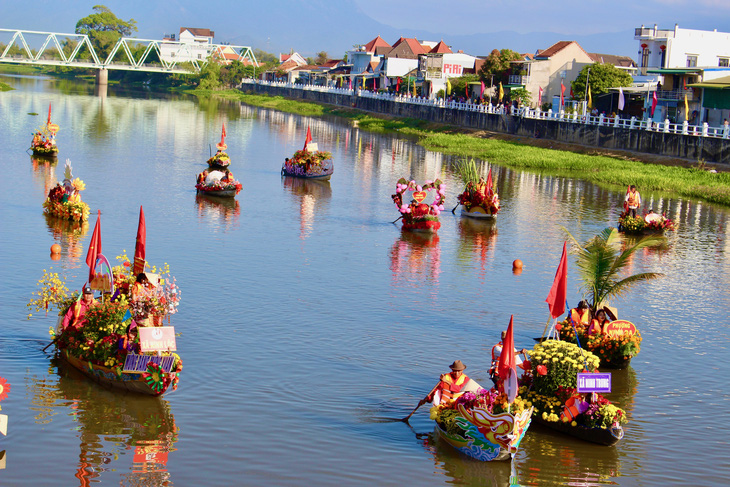 Những chiếc thuyền hoa đầy màu sắc trên sông Dinh - Ảnh: THANH CHƯƠNG