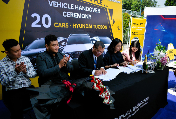 Vào tháng 7-2023, Hyundai Trường Chinh đã thực hiện lễ bàn giao 20 xe Hyundai Tucson cho Hertz và Apple - Ảnh: Hyundai Trường Chinh