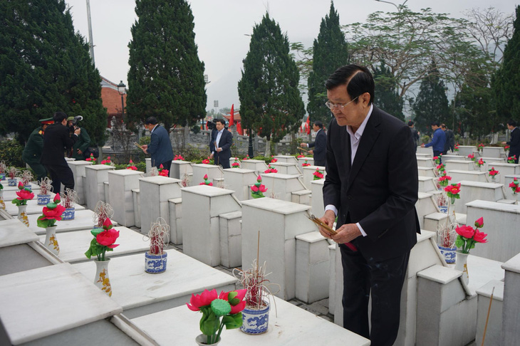 Nguyên Chủ tịch nước Trương Tấn Sang dâng hương tưởng nhớ liệt sĩ tại nghĩa trang Vị Xuyên - Ảnh: VŨ TUẤN