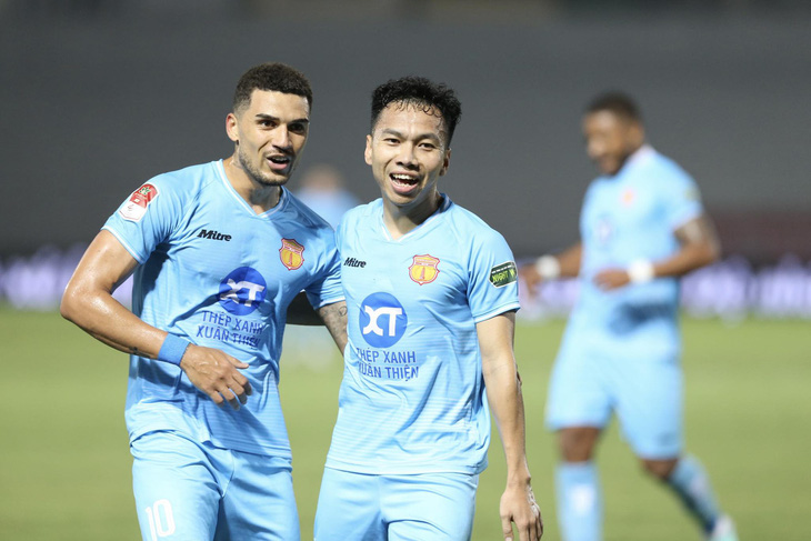 Niềm vui của các cầu thủ Nam Định sau khi ghi bàn vào lưới Hải Phòng - Ảnh: HOÀNG TÙNG