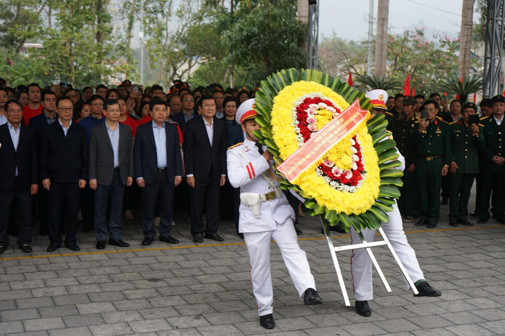 Nguyên Chủ tịch nước Trương Tấn Sang cùng đoàn công tác dâng hoa tưởng nhớ các anh hùng liệt sĩ - Ảnh: VŨ TUẤN
