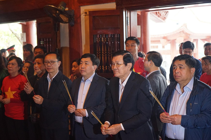Nguyên Chủ tịch nước Trương Tấn Sang cùng đoàn công tác dâng hương tại đền thờ - Ảnh: VŨ TUẤN