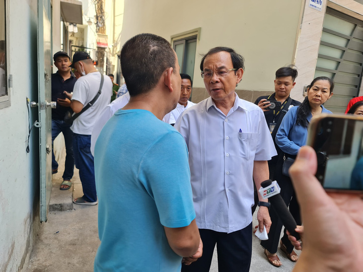 Ông Nguyễn Văn Nên thăm hỏi, động viên người thân gia đình nạn nhân - Ảnh: MINH HÒA