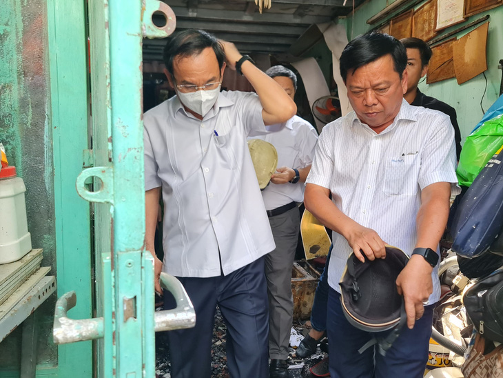 Bí thư Thành ủy TP.HCM Nguyễn Văn Nên vào kiểm tra hiện trường căn nhà cháy - Ảnh: MINH HÒA