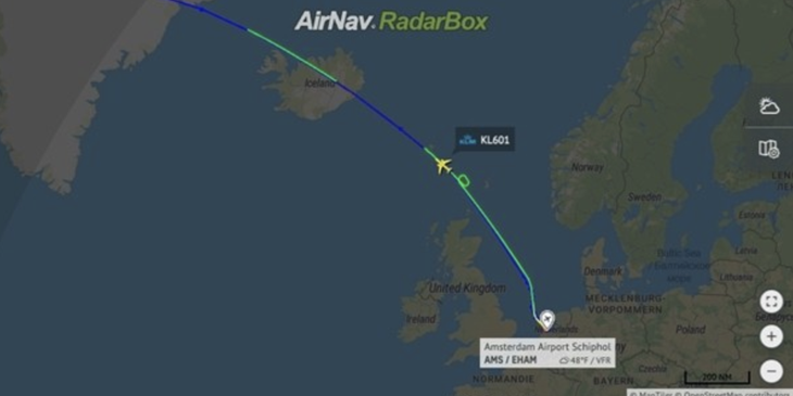 Chiếc máy bay đã tạo một vòng tròn nhỏ trên không phận nước Anh rồi mới tiếp tục hướng Greenland để đến Los Angeles. 