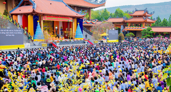 Hàng vạn phật tử, du khách đổ về chùa Ba Vàng trong ngày 17-2 (tức mùng 8 tháng giêng năm Giáp Thìn) - Ảnh: Chùa Ba Vàng