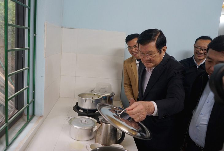 Ông Trương Tấn Sang tham quan khu nấu ăn cho học sinh ở điểm trường Bản Hình - Ảnh: VŨ TUẤN
