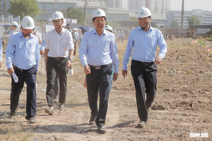 Chủ tịch UBND TP.HCM kiểm tra công trường dự án kênh Tham Lương, Bến Cát - rạch Nước Lên - Ảnh: CẨM NƯƠNG
