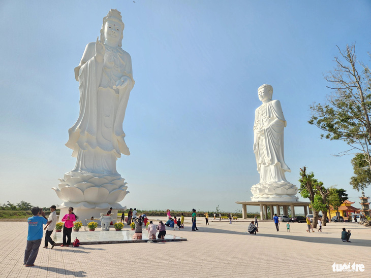 Tượng phật Quan Thế Âm Bồ Tát (trái) cao 21m và tượng phật A Di Đà cao 42m ở chùa Núi Nổi - Ảnh: BỬU ĐẤU