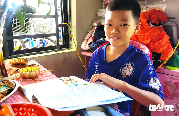 Cậu bé hiếu thảo Võ Nguyễn Thái Bảo (10 tuổi, khu phố Mỹ Hòa, phường Hòa Hiệp Bắc, thị xã Đông Hòa) đã trở về nhà sau khi đạp xe tìm mẹ - Ảnh: NGUYỄN HOÀNG