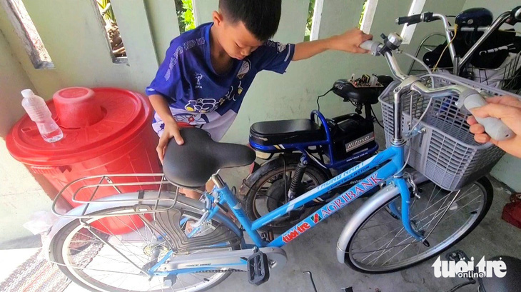 Chiếc xe đạp Bảo dùng đi tìm gặp mẹ của mình, đây cũng chính là chiếc xe đạp mà báo Tuổi Trẻ và các nhà hảo tâm đã trao cho Bảo vào cuối tháng 1-2024 trong chương trình "Gieo mầm tri thức" - Ảnh: NGUYỄN HOÀNG
