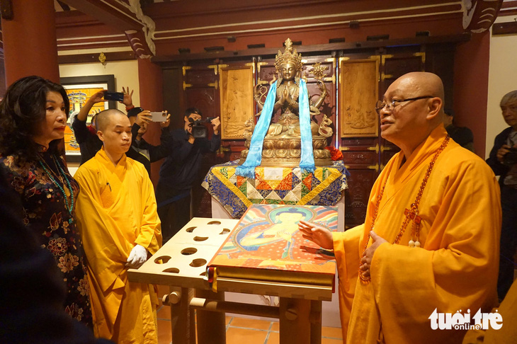 Thượng tọa Thích Minh Hiền (phải) giới thiệu về cuốn sách về Phật giáo khổng lồ - Ảnh: T.ĐIỂU