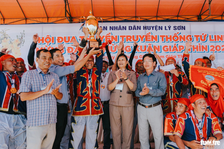 Đội Đội Thuyền Rồng An Hải vô địch giải đua thuyền rồng - Ảnh: THANH TRÍ