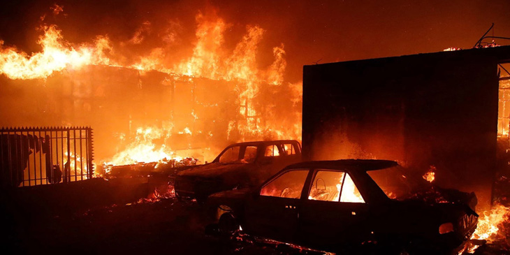 Xe cộ và nhà cửa bị đốt cháy ở Viña del Mar, miền trung Chile, sau khi trận cháy rừng bùng phát ở vùng Valparaíso - Ảnh: AFP