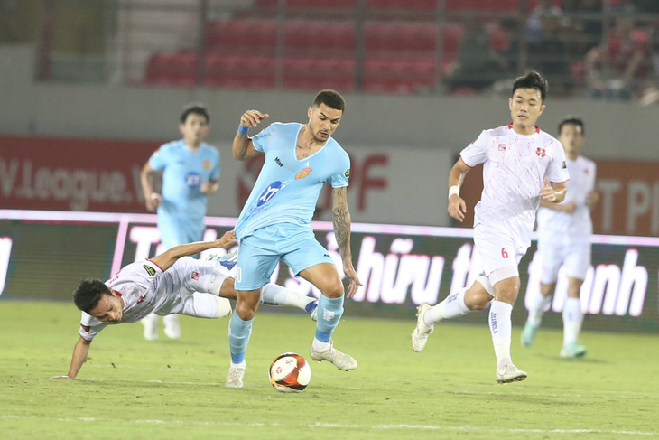 Tiền vệ Hendrio (áo xanh) duy trì phong độ, góp công vào chiến thắng của CLB Nam Định trên sân Lạch Tray - Ảnh: HOÀNG TÙNG