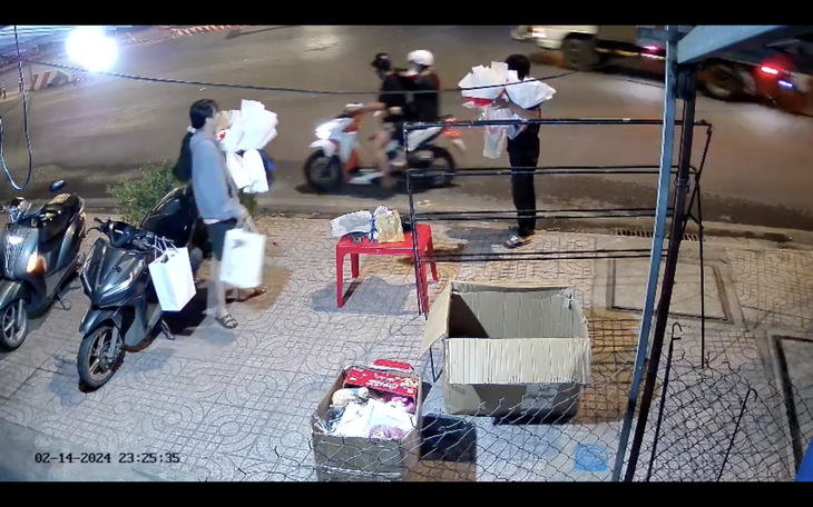Đôi nam nữ ôm bó hoa Valentine chạy đi trong sự ngỡ ngàng của người bán - Ảnh cắt từ camera