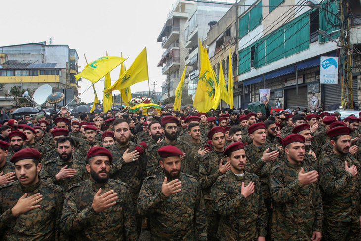 Chiến binh Hezbollah tham dự lễ tang của Ali al-Debs, một trong những chỉ huy lực lượng, ngày 16-2. Ali chết trong cuộc không kích của Israel hai ngày trước đó tại thành phố Nabatiyeh ở phía nam Lebanon - Ảnh: AFP