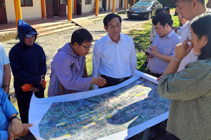 Lãnh đạo tỉnh Đồng Nai thị sát và nghe báo cáo tiến độ kiểm đếm đất đai làm dự án cao tốc Biên Hòa - Vũng Tàu tại phường Phước Tân, TP Biên Hòa - Ảnh: H.M.