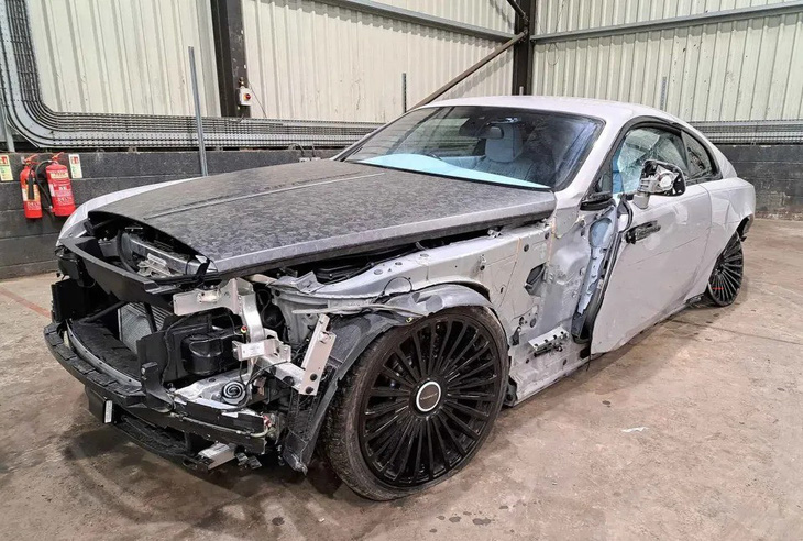 Chiếc Rolls-Royce bị hư hỏng nặng sau tai nạn của Marcus Rashford - Ảnh: THE SUN