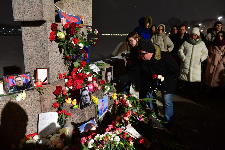 Người dân dựng đài tưởng niệm tạm thời cho thủ lĩnh phe đối lập Alexei Navalny ở Saint Petersburg, Nga, ngày 16-2 - Ảnh: AFP