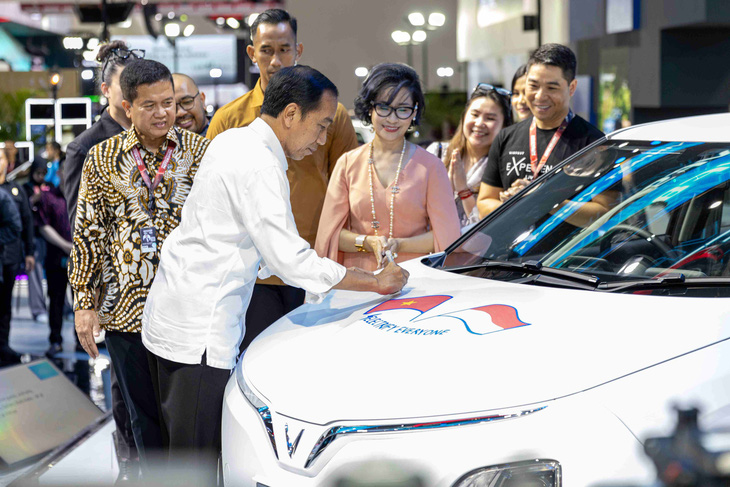Tổng thống Indonesia Joko Widodo tham quan và ký tặng lên mẫu xe VF 5 trưng bày tại gian hàng VinFast. Ảnh: Đ.H