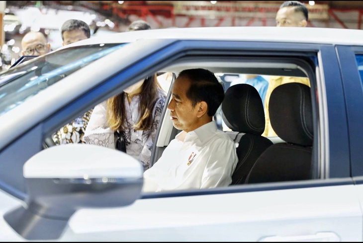 Tổng thống Indonesia Joko Widodo trải nghiệm xe VinFast tại gian hàng. Ảnh: Đ.H