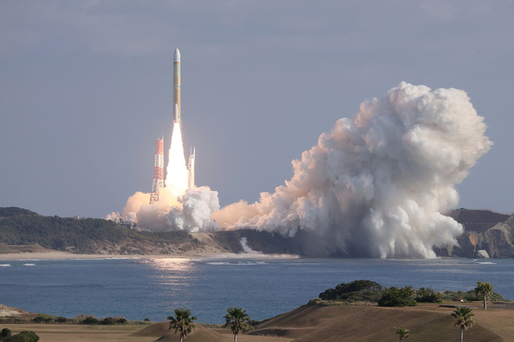 Tên lửa H3 rời bệ phóng tại Trung tâm vũ trụ Tanegashima ở Kagoshima, tây nam Nhật Bản sáng 17-2 - Ảnh: AFP