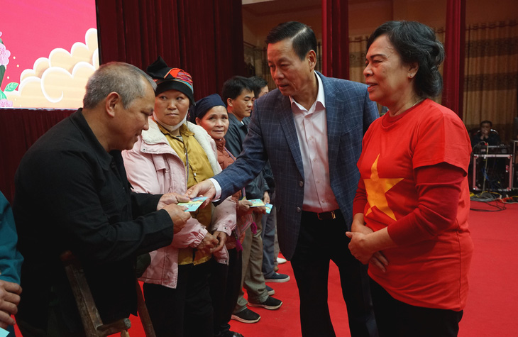 Bà Mai Thị Hạnh (bìa phải) - phu nhân nguyên Chủ tịch nước Trương Tấn Sang - đại diện nhóm &quot;Chia sẻ - Sharing&quot; thăm hỏi, tặng quà những nạn nhân bom mìn ở Vị Xuyên - Ảnh: VŨ TUẤN