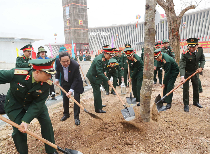 Bộ Quốc phòng phát động Tết trồng cây đời đời nhớ ơn Bác Hồ Xuân Giáp Thìn 2024 - Ảnh: TTXVN