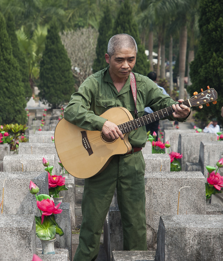 Cựu chiến binh, nhạc sĩ Trương Quý Hải hát bên những ngôi mộ của đồng đội năm xưa đã ngã xuống ở nghĩa trang quốc gia Vị Xuyên, Hà Giang
