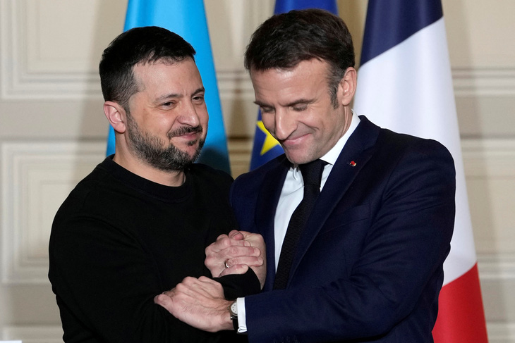 Tổng thống Pháp Emmanuel Macron (phải) bắt tay Tổng thống Ukraine Volodymyr Zelensky sau cuộc họp báo chung ở Điện Elysée ở Paris, ngày 16-2 - Ảnh: REUTERS