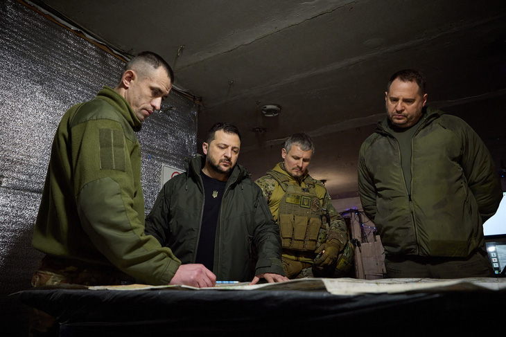 Tổng thống Ukraine Volodymyr Zelensky (thứ 2 từ trái qua) thăm lực lượng ở Avdiivka, khu vực Donetsk, ngày 29-12-2023 - Ảnh: AFP
