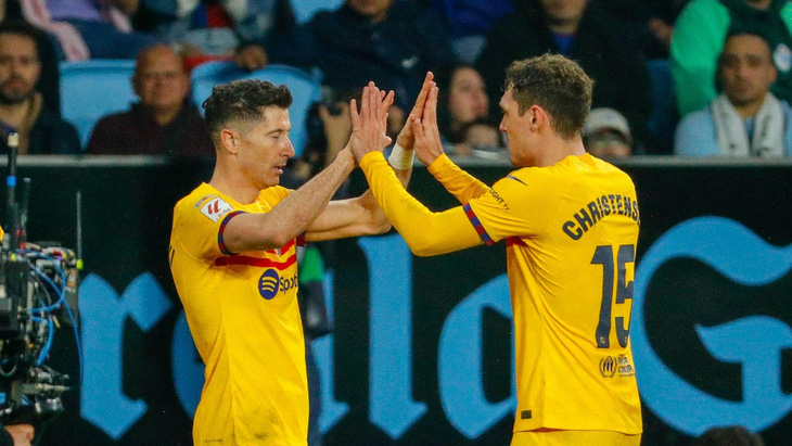 Lewandowski (trái) cùng đồng đội Christensen ăn mừng chiến thắng khó nhọc của Barca trước Celta Vigo - Ảnh: Reuters