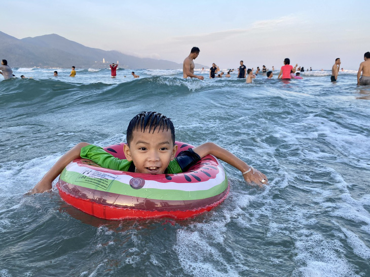 Biển Đà Nẵng ngày 18-2 khá ấm và sóng vừa phải, thích hợp để du khách bơi lội - Ảnh: TRƯỜNG TRUNG