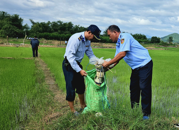 Các tang vật được thu giữ trên cánh đồng - Ảnh: MINH CHIẾN