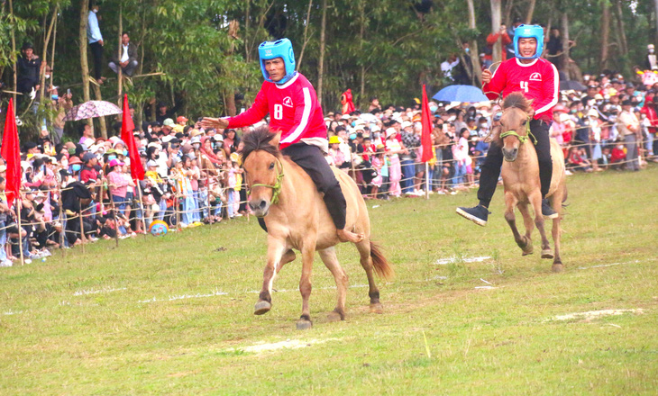 Những màn tranh tài của các chú ngựa khiến cả hội thi trở nên sôi động - Ảnh: NGUYỄN HOÀNG