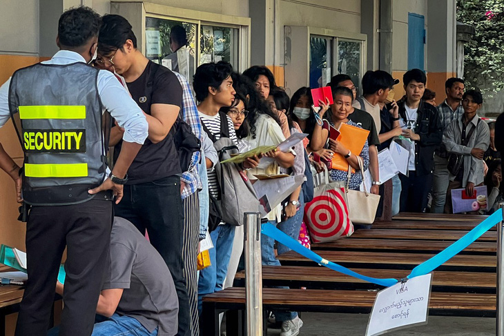Dù mỗi ngày Thái Lan chỉ cấp 400 thị thực nhưng lại có đến hàng ngàn người Myanmar mong mỏi được đến xứ sở chùa vàng - Ảnh: AFP