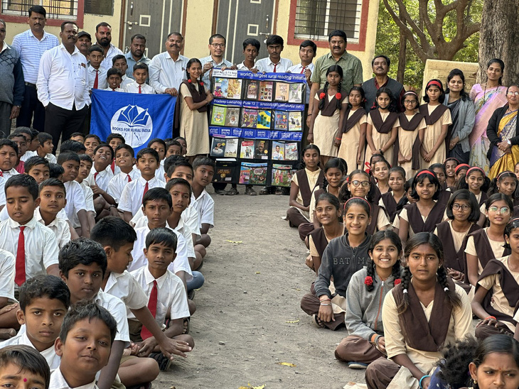 Ông Nguyễn Quang Thạch (đeo kính) tặng sách cho học sinh một trường trung học ở bang Maharashtra, Ấn Độ vào tháng 1-2024 - Ảnh: NVCC
