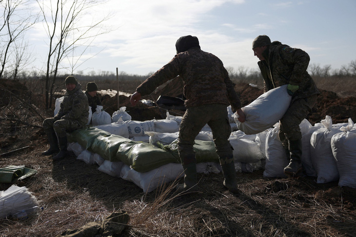 Quân nhân Ukraine chất túi đất để xây công sự, cách thành phố Avdiivka không xa, ngày 17-2 - Ảnh: AFP