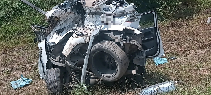 Chiếc xe ô tô con gặp nạn trên tuyến cao tốc Cam Lộ - La Sơn sáng 18-2 - Ảnh: N.H.