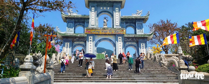 Du khách đến chùa Linh Ứng - Ảnh: ĐOÀN CƯỜNG
