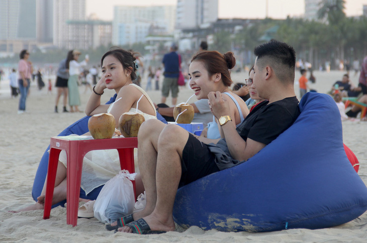 Thời tiết đẹp, các dịch vụ ăn uống bên bờ biển luôn kín người ngồi - Ảnh: TRƯỜNG TRUNG