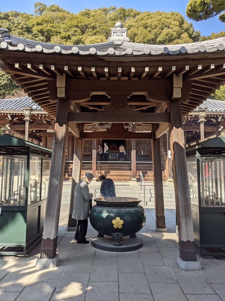 Cổng vào chánh điện của một gian chùa trong khuôn viên chùa Sumadera