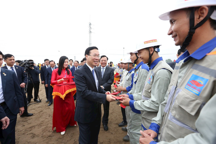 Chủ tịch nước Võ Văn Thưởng lì xì công nhân thi công dự án đường vành đai 4 tại địa bàn huyện Thường Tín - Ảnh: NGUYỄN THÀNH