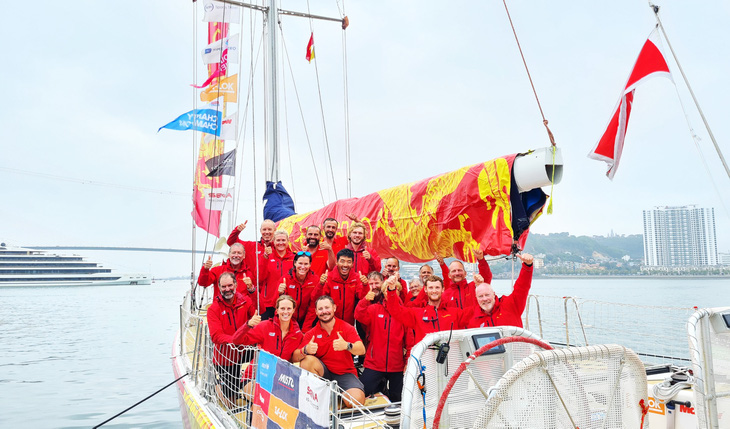 Các thành viên đội thuyền buồm Qingdao vui mừng khi giành chiến thắng chặng đua tới vịnh Hạ Long, tỉnh Quảng Ninh - Ảnh: N.DƯƠNG