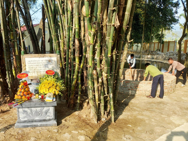 Bia đá và giếng nước, chứng tích đau thương, đã được tôn tạo - Ảnh: MINH TUẤN