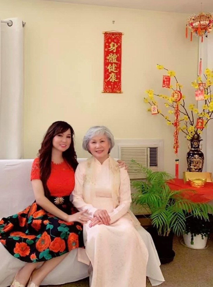 Ca sĩ Kavie Trần và mẹ trong ngày Tết Việt