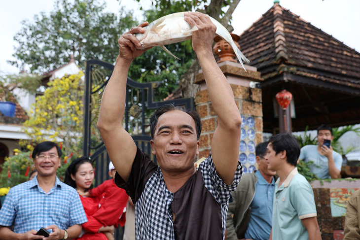 &quot;Nơm thủ&quot; Trần Thanh Tuấn, đội thôn Phước Luông, vui mừng vì đội giành được giải thưởng bắt được con cá nặng ký nhất - Ảnh: TR.M.